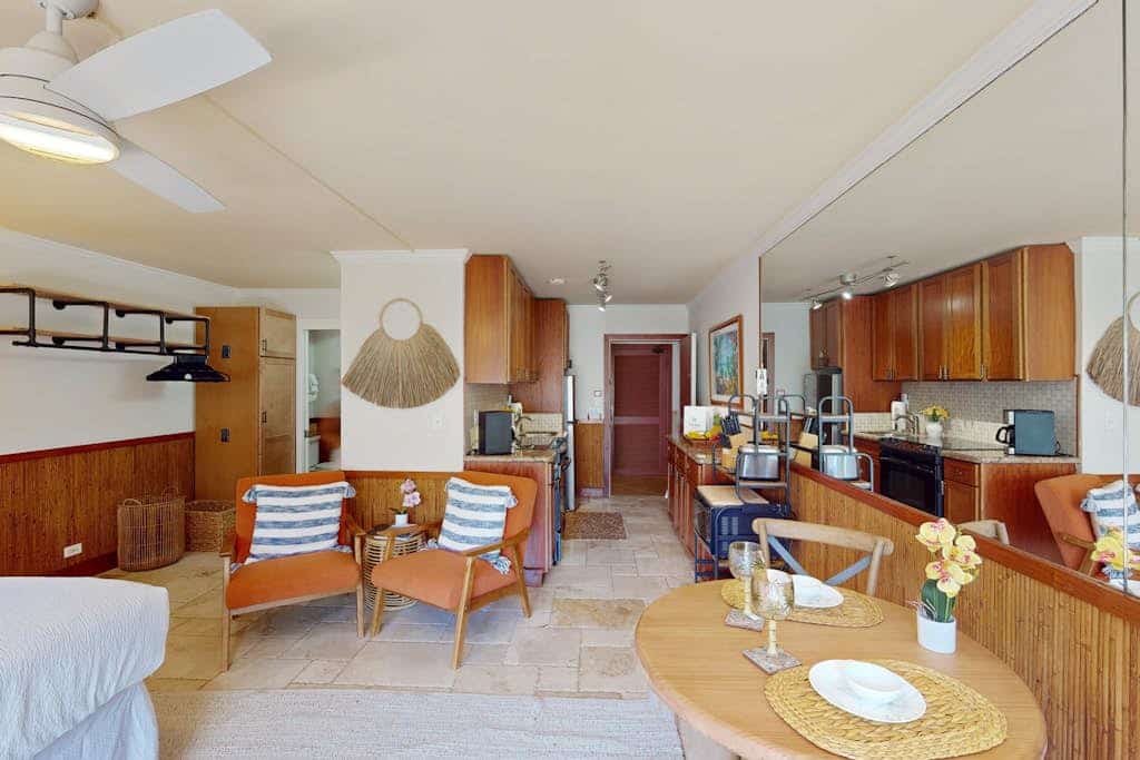 Beautifully renovated studio, shared pool and bbq, walk to beach
