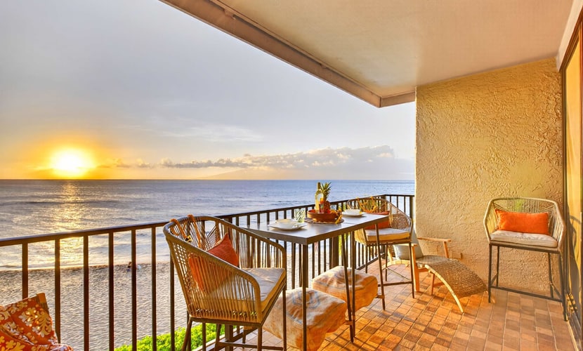 Great Views - Oceanfront Condo w/ Lanai, Pool, Hot Tub & Direct Beach Access