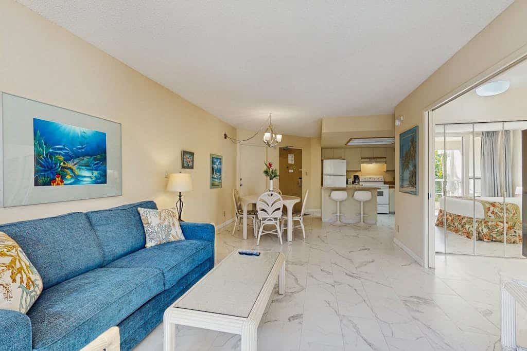 Sunny condo w/ lanai & shared pool, hot tub, tennis & grills - minutes to beach!