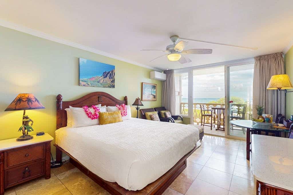 Oceanfront Studio with Sunrise Views, Beachside Pool & Hot Tub