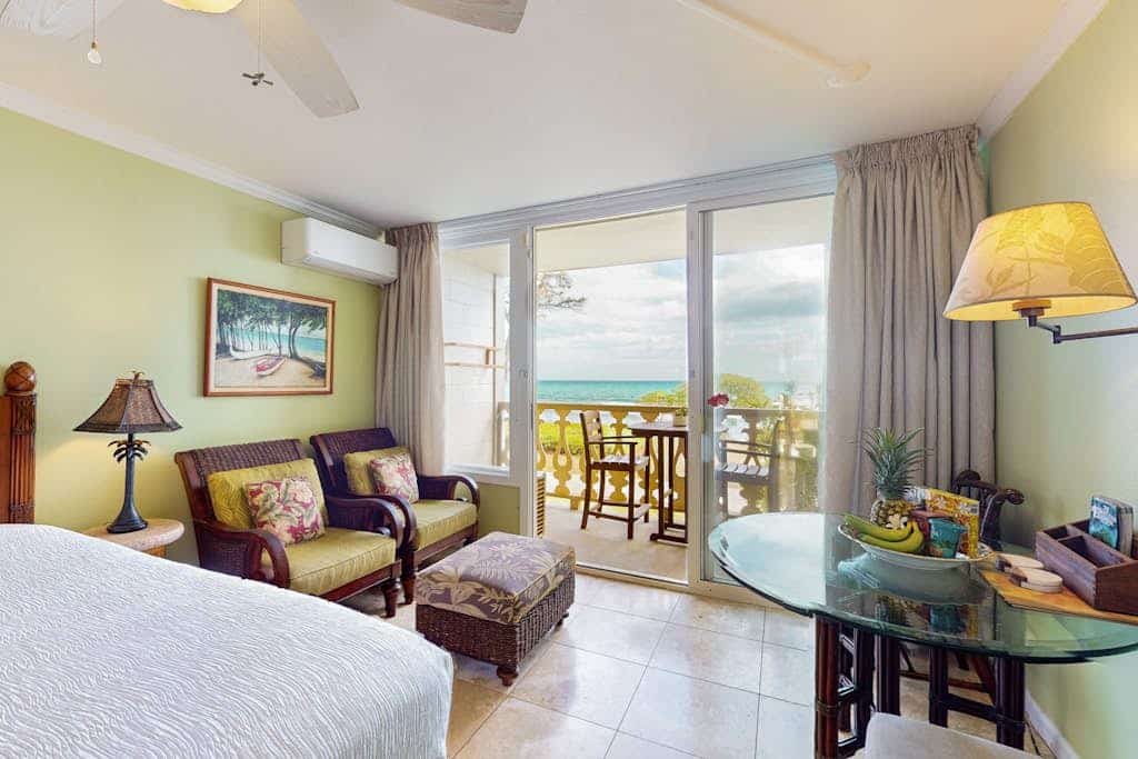 Oceanfront Studio with Sunrise Views, Beachside Pool & Hot Tub