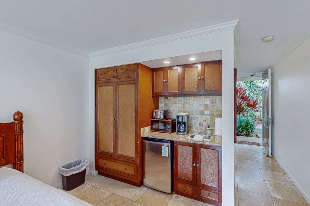 Ground-floor zen studio with garden-view lanai, AC, beachside pool/hot tub