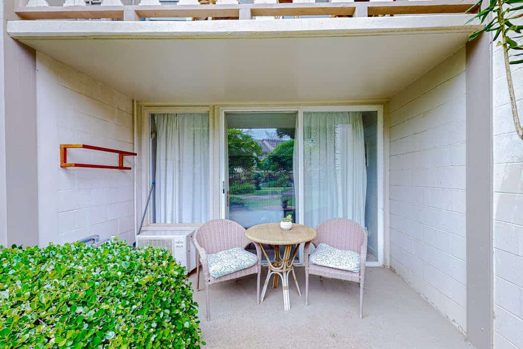 Ground-floor zen studio with garden-view lanai, AC, beachside pool/hot tub