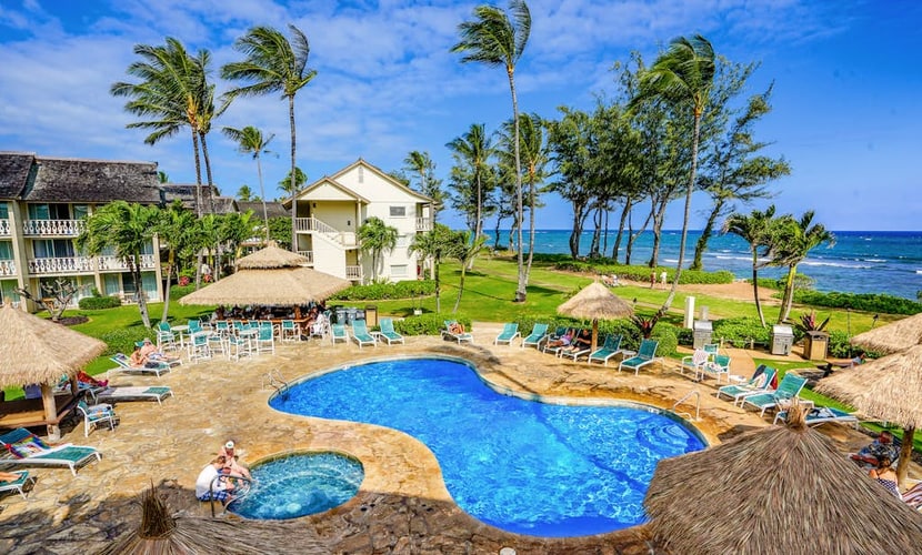 Ground-floor zen studio with garden-view lanai, AC, beachside pool/hot tub
