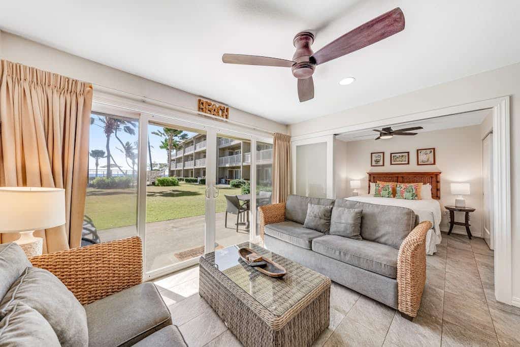 Island retreat with a pool, BBQ access, private lanai, washer/dryer, central AC