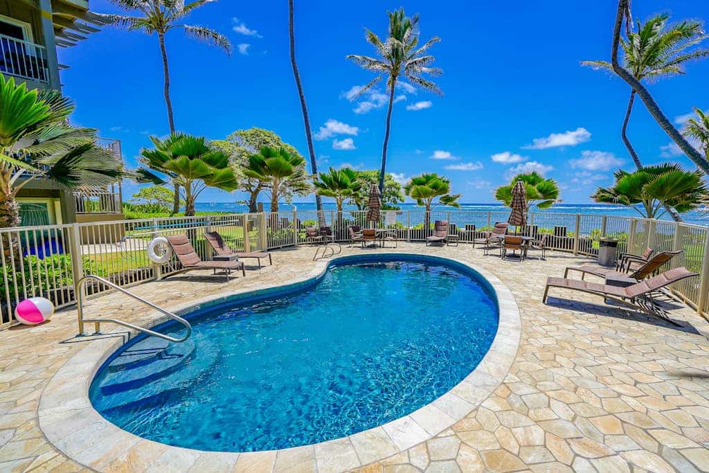 Island retreat with a pool, BBQ access, private lanai, washer/dryer, central AC