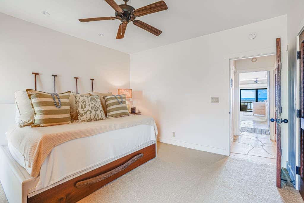 Oceanfront condo with balcony, W/D, wet bar, & pool access - gorgeous views