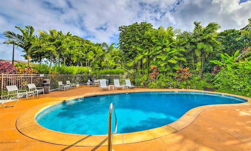 Oceanview Studio with private lanai, outdoor pool, BBQ area & beach access