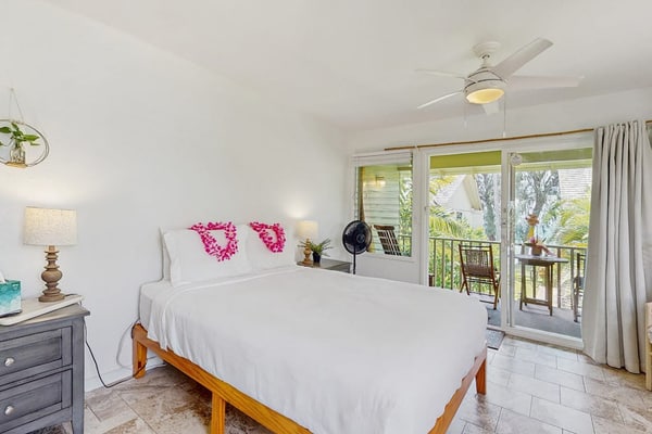 Oceanview Studio with private lanai, outdoor pool, BBQ area & beach access