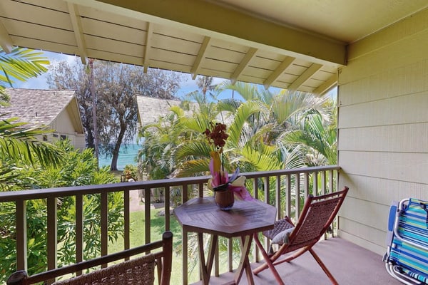 Oceanview Studio with private lanai, outdoor pool, BBQ area & beach access