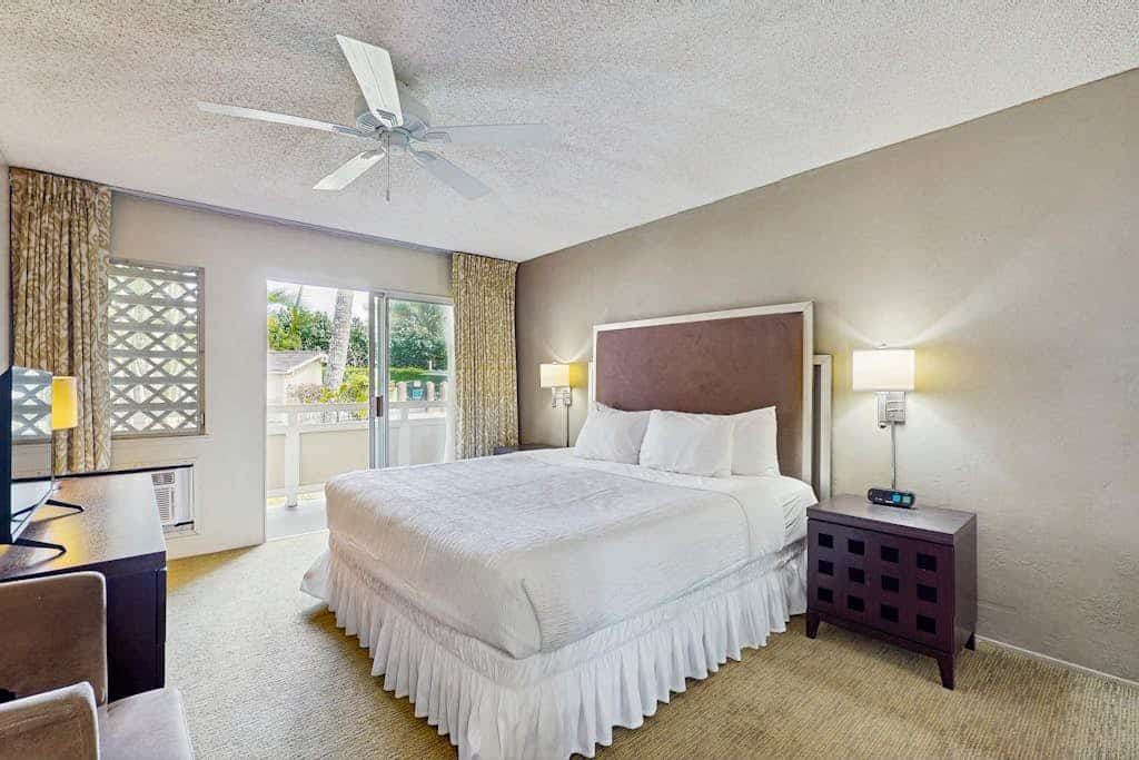 Stylish condo with private lanai, shared pool & hot tub - steps from the beach