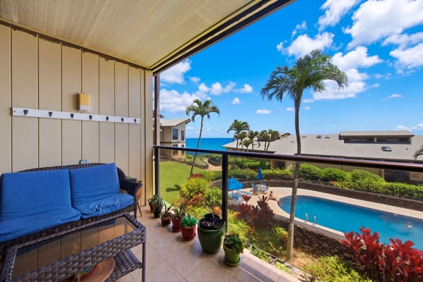 Bright Condo w/ views of the Ocean & shared pool/hot tub - close to golf & beach