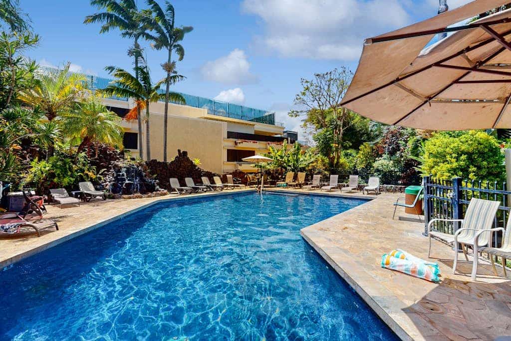 Fully remodeled tropical studio with outdoor pool - walk to beach