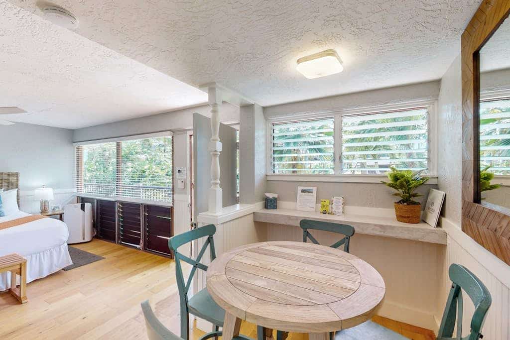 Fully remodeled tropical studio with outdoor pool - walk to beach
