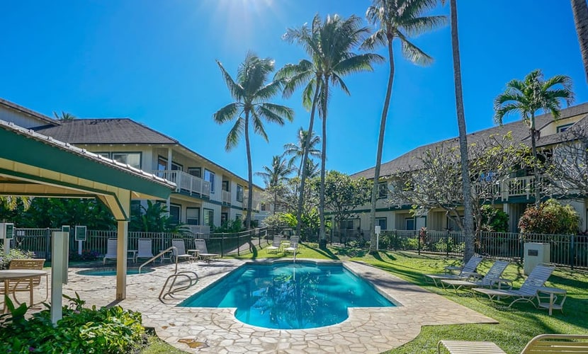 Spacious Condo w/ lanai, full kitchen, A/C, 3 Pools & Walk to 3 Beaches