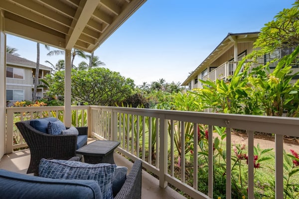 Spacious Condo w/ lanai, full kitchen, A/C, 3 Pools & Walk to 3 Beaches