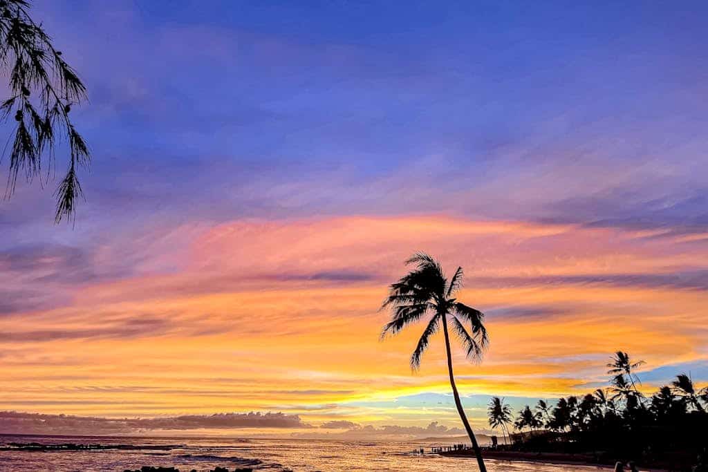 Spacious Condo w/ lanai, full kitchen, A/C, 3 Pools & Walk to 3 Beaches