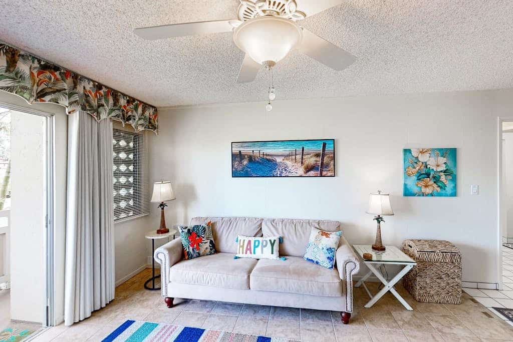 Tropical paradise with pools, hot tub, BBQ, lanai, washer/dryer, AC