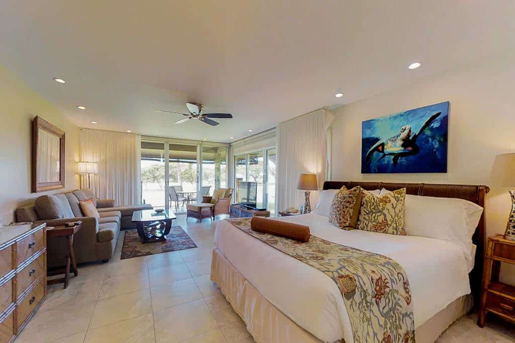 Romantic, waterfront studio with pool, hot tubs & golf course view