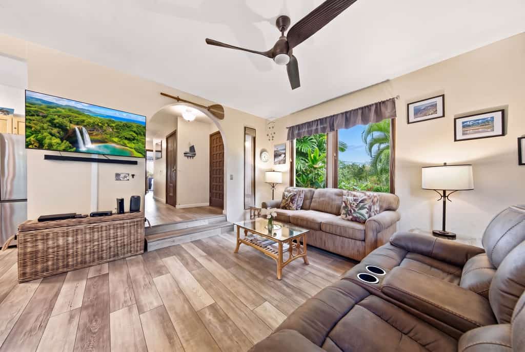 Family friendly condo w/ private lanai, shared hot tub & pool - close to beach