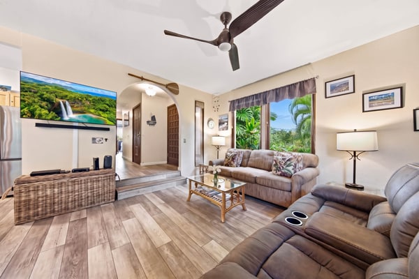 Family friendly condo w/ private lanai, shared hot tub & pool - close to beach