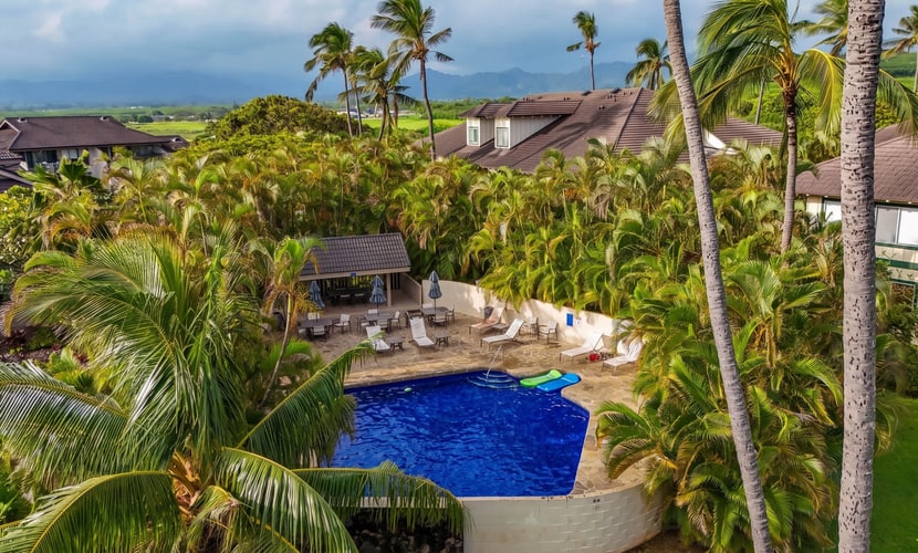 Family friendly condo w/ private lanai, shared hot tub & pool - close to beach