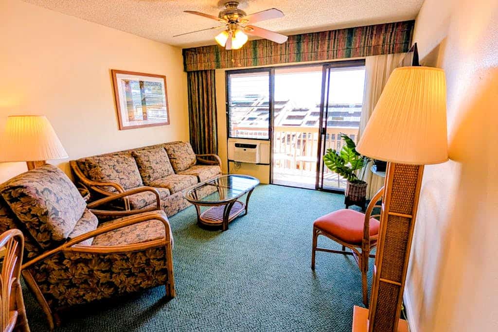 Charming condo with full kitchen, A/C throughout, pool, grill & shuffleboard - close the beach!
