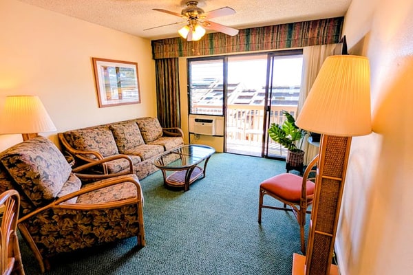 Charming condo with full kitchen, A/C throughout, pool, grill & shuffleboard - close the beach!
