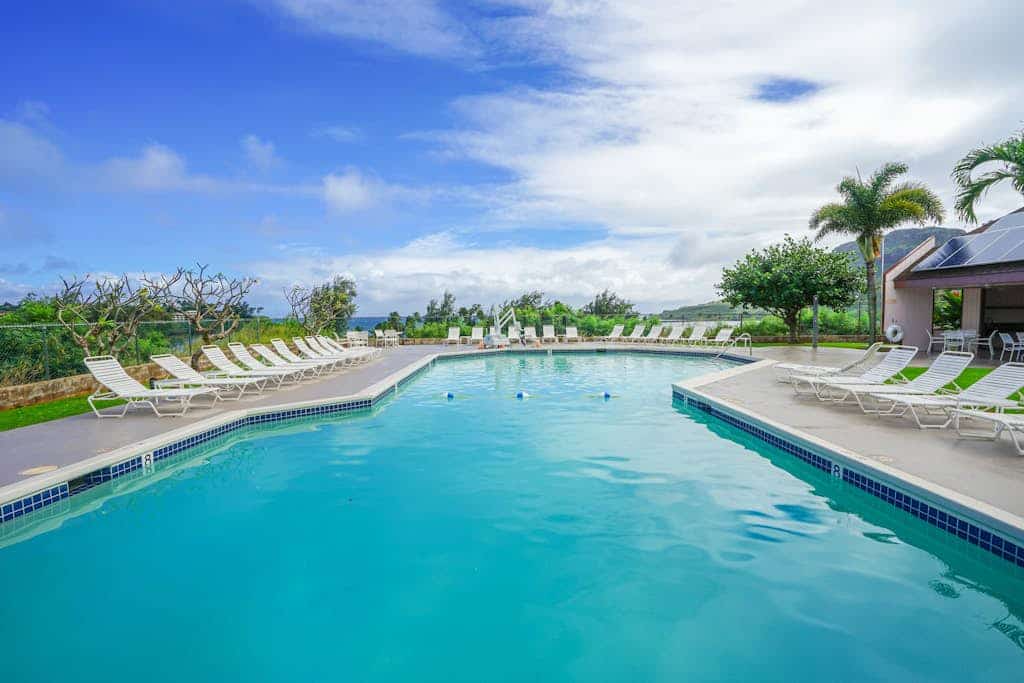 Charming condo with full kitchen, A/C throughout, pool, grill & shuffleboard - close the beach!