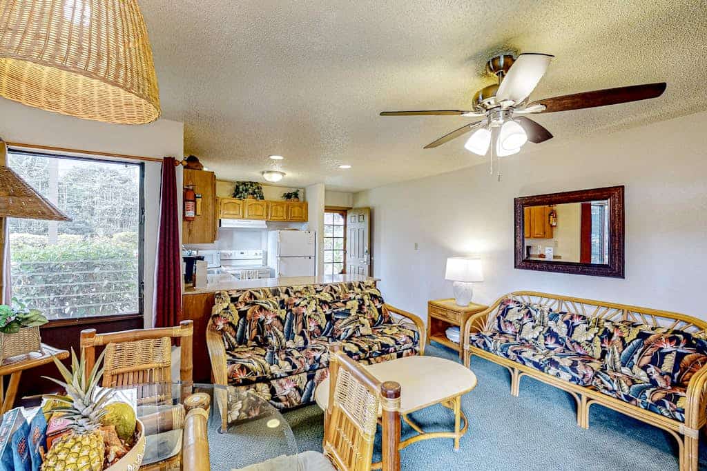 Tropical hideaway with easy beach access, alfresco patio, pool & tennis