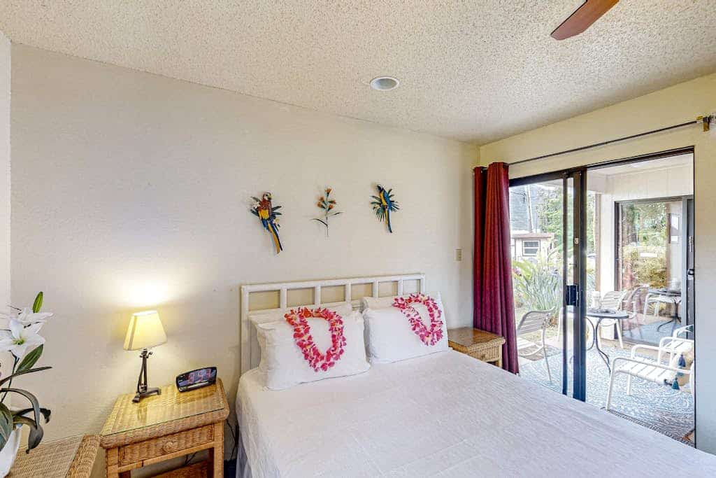 Tropical hideaway with easy beach access, alfresco patio, pool & tennis