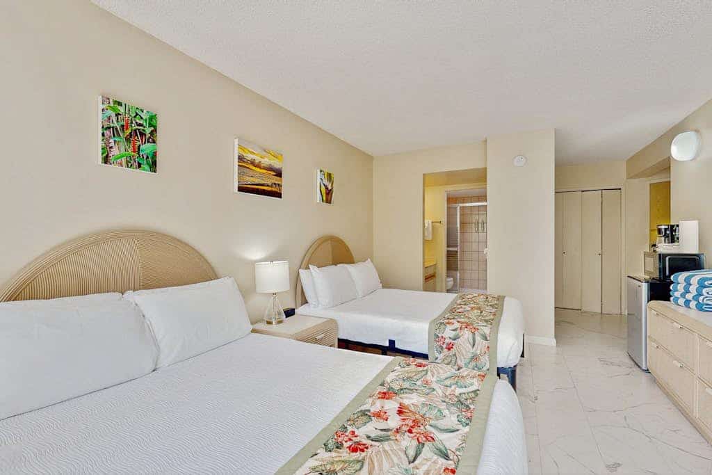 Cozy suite with shared pool, hot tub, tennis - moments from beach!