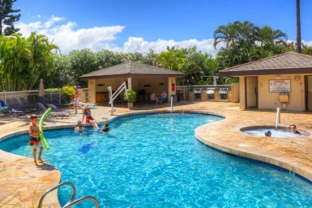 Cozy suite with shared pool, hot tub, tennis - moments from beach!