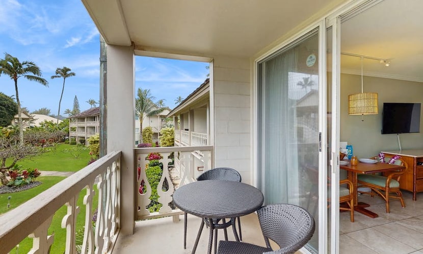2nd floor studio with ocean views, pool, hot tub, AC - walk to beach