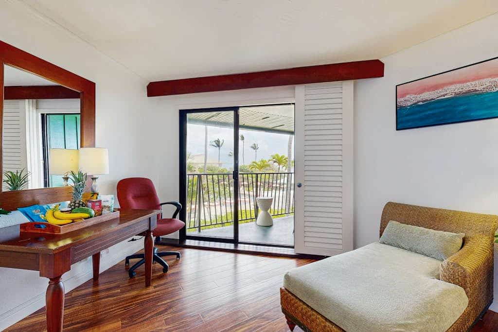 Cozy studio w/ ocean view, shared pools, gym & hot tub - walk to the beach!