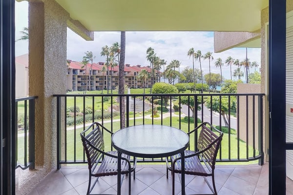 Well-Equipped Condo with Free WiFi, Shared Pool and Hot Tub - Walk to the Beach