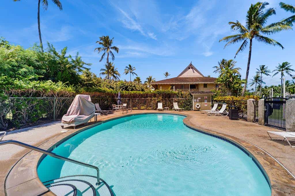 Fully remodeled ground-floor condo with king bed, central AC, pools & hot tub