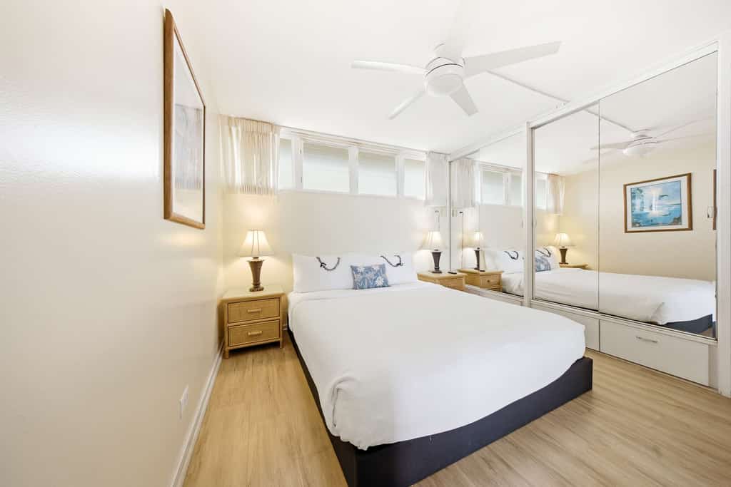 Oceanfront condo with lanai, shared pool, grills and free WiFi