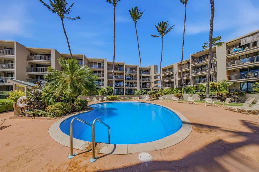 Oceanfront condo with lanai, shared pool, grills and free WiFi