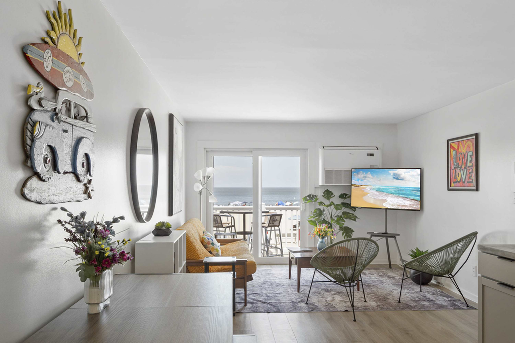 Town of Lewes penthouse with balcony, beach access, close to restaurants