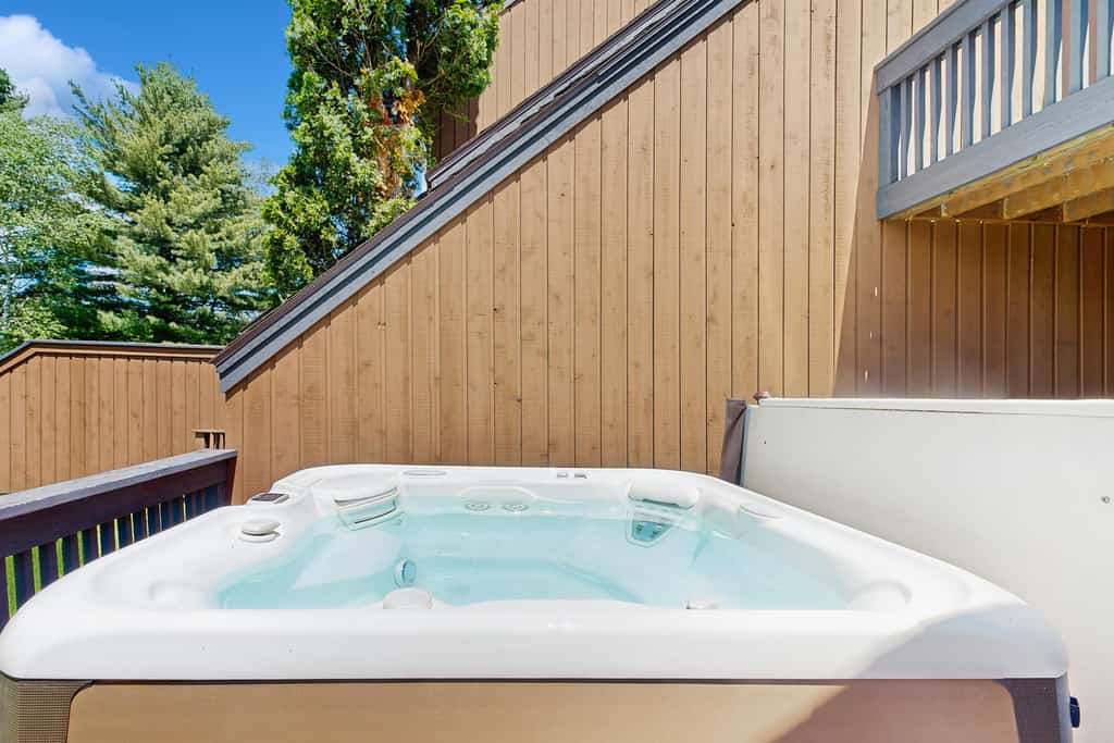 Mountain Views & Hot Tub in the Heart of Stowe