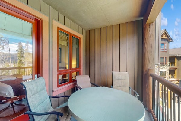 Spacious condo w/ shared pool & hot tub - amazing location