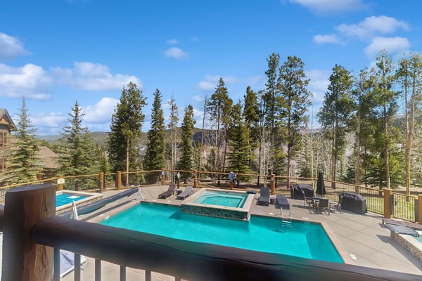 Spacious condo w/ shared pool & hot tub - amazing location