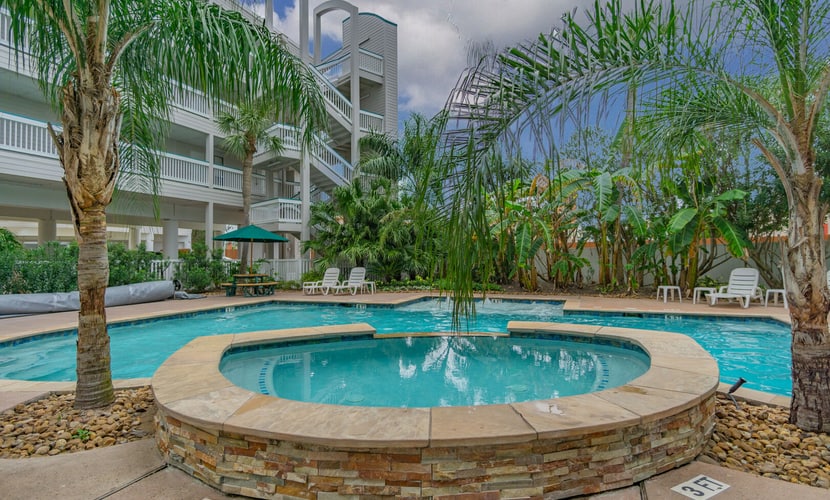 Wright Time for the Beach - Adorable, Sleeps 6! Located on Seawall Blvd! Across from Babe's Beach!