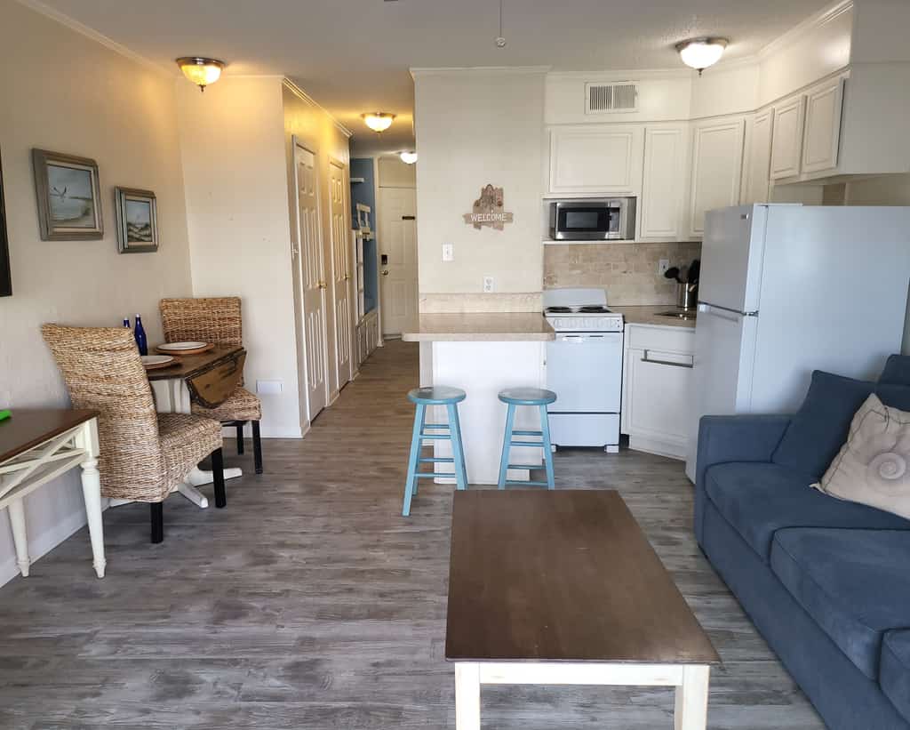 Wright Time for the Beach - Adorable, Sleeps 6! Located on Seawall Blvd! Across from Babe's Beach!