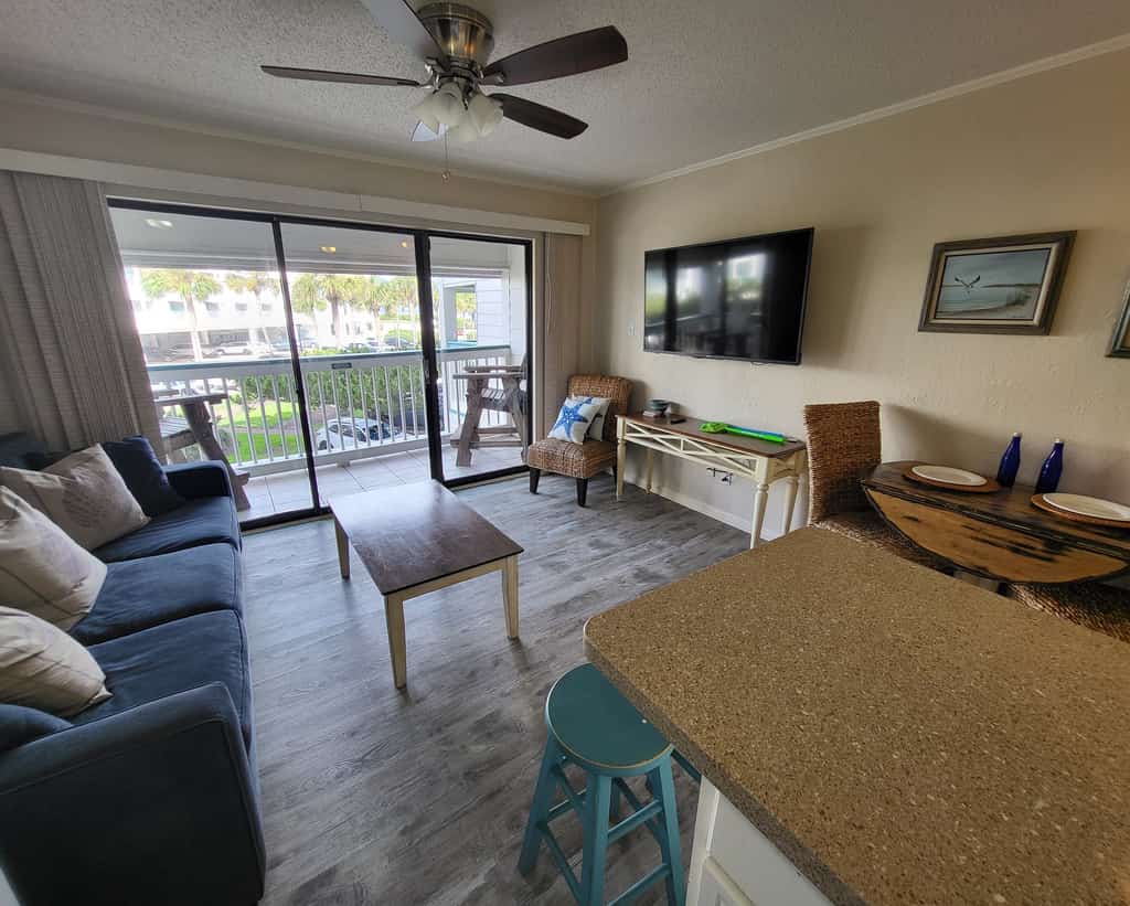 Wright Time for the Beach - Adorable, Sleeps 6! Located on Seawall Blvd! Across from Babe's Beach!