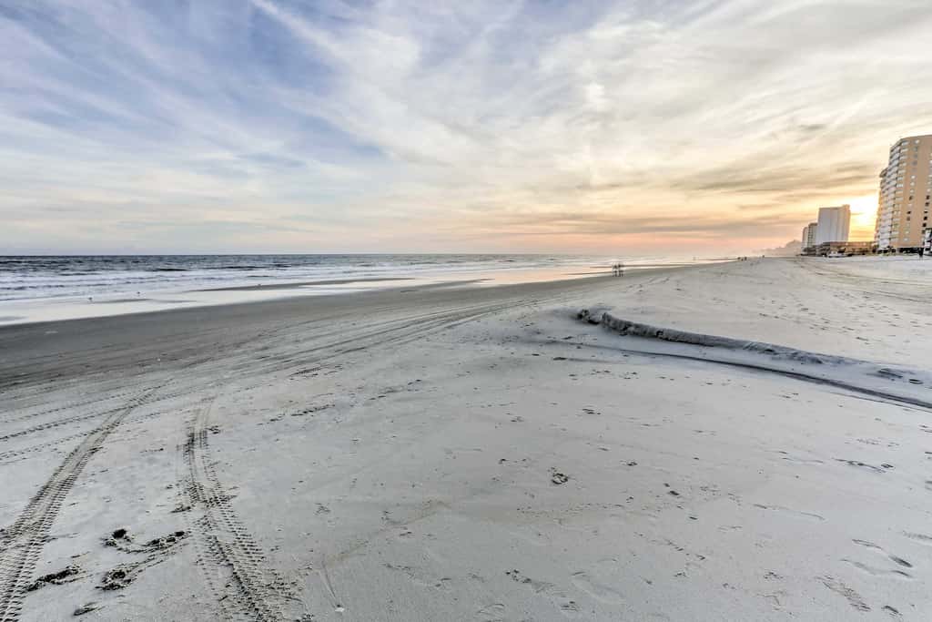 Spacious 2BR Condo!  Walk To The Pier & Beach!