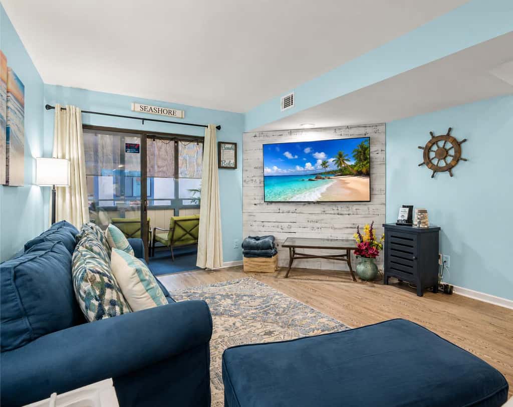 Spacious 2BR Condo!  Walk To The Pier & Beach!