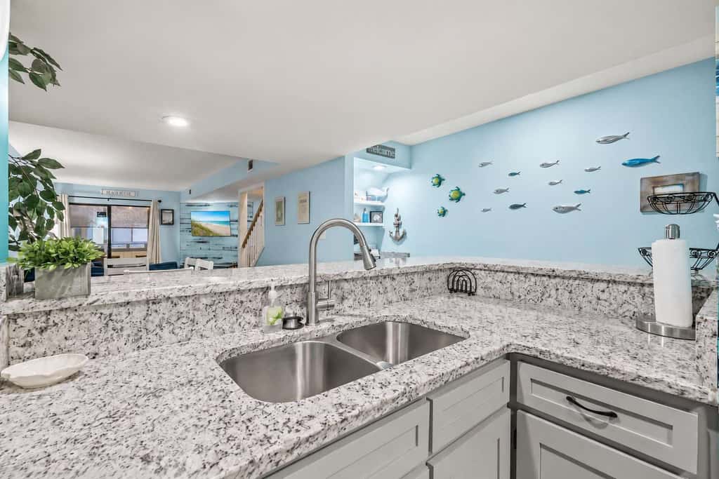 Spacious 2BR Condo!  Walk To The Pier & Beach!