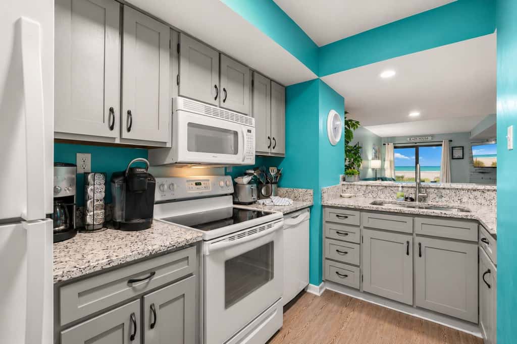 Spacious 2BR Condo!  Walk To The Pier & Beach!